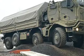 外国8个轮子的军车测试越野性能，看这轮子形状感觉性能就不一般