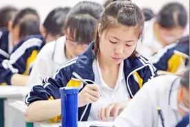 女儿726分被清华大学录取，母亲为其整理抽屉后，泪流满面！视频封面