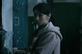 美女深夜搭电梯，没想全身密封的变态邻居进来，吓死美女了！视频封面