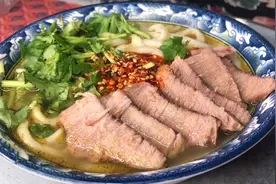 牛肉拉面，调配汤汁有秘方，想吃多少牛肉放多少，过瘾！