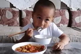 我们吃饭了，从来不挑食，吃饱了才有力气玩呀，才能长高呀！