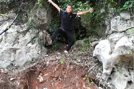 挖机师傅挖出两条大蛇跑进山洞，小伙进洞一探究竟，里面太吓人了视频封面