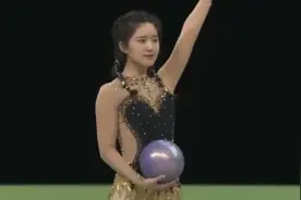 明星运动会，赵露思选择了球操项目，完成都还不错！