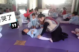 昕姐学舞蹈疼哭了，妈妈还在旁边喊:老师只管压，不要管她视频封面