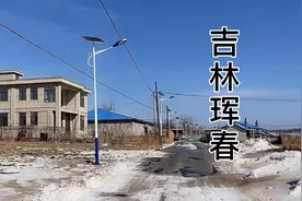 吉林边境珲春英安农村，富裕有钱盖楼房，都是玉米地路边放粮食