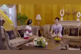 妻子当着老公的面约别的男人吃饭，老公头上绿油油视频封面