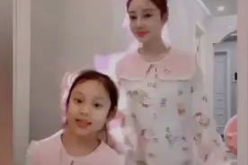 李小璐母女家中跳舞，步调一致，默契十足！视频封面