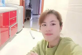 小媳妇儿嫌弃红色柜门太土，徒手改造换颜色，太有才了！视频封面