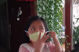 滴滴司机给女儿买的口罩到货了，女儿教父亲怎样摘戴口罩。