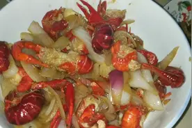 想吃小龙虾了买点解解馋，小龙虾炒洋葱视频封面