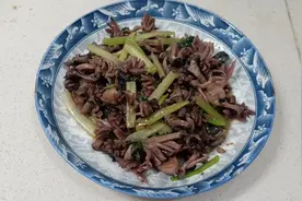 鸡胗炒芹菜的经典搭配，这样做又脆又嫩又香，特下饭