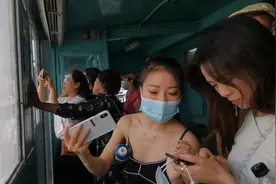 外地人到上海，外滩是必去打卡地，黄浦江畔尽显国际大都市风情！视频封面