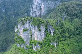 航拍有小张家界之称的屯粮山风景区，感叹大自然的鬼斧神工视频封面