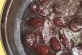 蹊跷！煮红枣竟然煮出白沫，这是怎么回事？红枣还能吃吗？视频封面