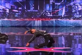 小哥达人秀舞台表演断头舞蹈，吓坏一众评委，太酷炫了视频封面