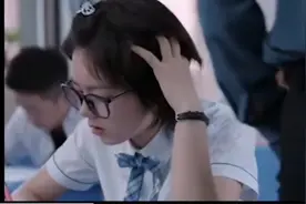 学渣分班考试遇到题目不会，老师直接给她正确答案，看完笑疯了！视频封面