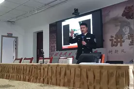 摩托车侧翻，汽油流人身上着火用脚踩不知道用灭火器！视频封面