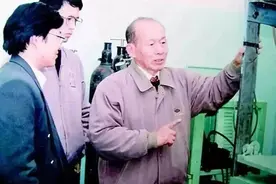 两院院士的工资有多少？听“钢铁院士”崔崑咋说视频封面