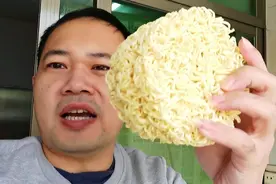 女朋友叫我买早餐给她吃，我才不买呢，家里正好有面，省了几块钱