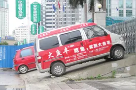 停在陡坡道路上对车有什么影响？视频封面