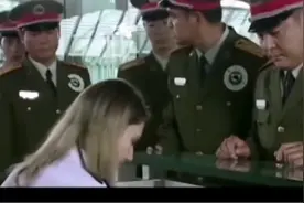 中国军人出国过安检警报响了！检查后，外国人员当场敬礼
