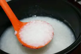 煮粥经常会溢锅？试试这个小方法，煮出来的不溢锅还很美味！视频封面