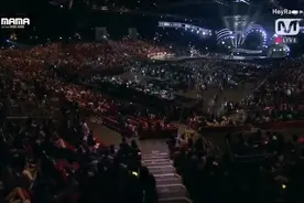 60岁周润发出席颁奖，出场引全场沸腾！韩国明星都惊呆起身致敬！视频封面