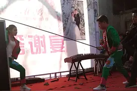 高手在民间，女孩用咽喉部位把一根钢筋变成u行