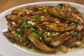 这道广式红烧茄子：蒜香味浓：葱香四溢：收藏了