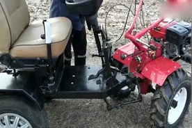 小哥把手扶拖拉机改成了四轮拖拉机，直接开着下地干农活了！