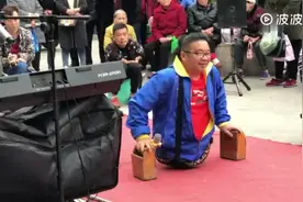 高手在民间，残疾歌手含泪演唱一首《妈妈》，听哭了视频封面