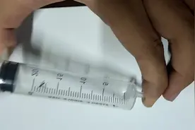 蚊子装进注射器，一会儿压缩空气，一会儿抽真空，哦买嘎视频封面