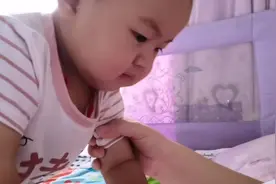 宝宝饿了，宝妈故意不给喂奶，宝宝接下来的反应太可爱了视频封面