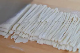 天天奶奶用刀切的面条，比机器做的还好，粗细均匀，你看咋样？视频封面