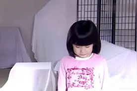 小女孩一觉醒来，爸妈竟带着哥哥消失了，连被子都没给她留下！视频封面