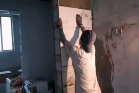 老师傅贴墙砖用了一招不空鼓，手脚麻利速度快，看这手法怎么样