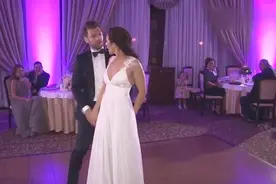 国外婚礼上，新郎跳舞当场脱鞋！真是一对幸福的人视频封面