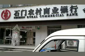 各位父老乡亲们，有取社保卡不知道地方的，兵哥告诉你在这视频封面