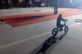 村里来了杂技团，不要门票免费演出，来看看他们是怎样挣钱的？视频封面