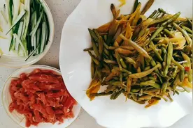 野生的黄花菜，俗称忘忧草，用肉丝煸炒，好做又好吃。视频封面
