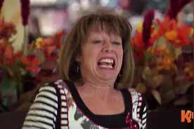 国外恶搞：坐在凳子上拍照，凳子突然爆炸出羽毛，路人吓到尖叫视频封面