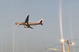 罕见0距离拍摄的虹桥机场飞机✈️排队降落🛬🛬🛬🛬🛬视频封面