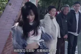 女孩公交站莫名跳起舞，引周围人的热议，事情原来是有原因的视频封面