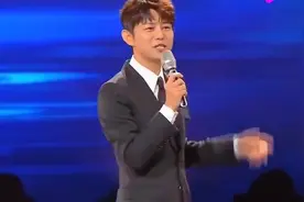 何炅金鹰节开场点名，调侃热巴胳膊今天挺细，她害羞的捂上了脸！