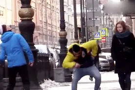 恶搞路人：假装头顶有东西掉下来，吓得路人赶紧跟着躲，太搞笑了视频封面