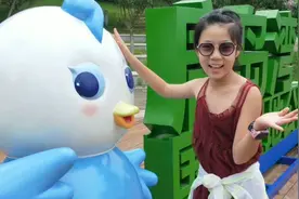 穿青岛胶州湾隧道可爱的傻妞要开天窗看海。全家自驾——其乐融融视频封面