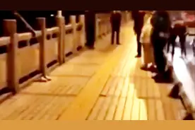 女子因情感问题欲跳河轻生 监控直击辅警舍身阻拦全程