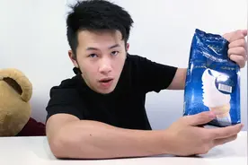 小伙做路边摊同款“冰激凌”，这一大袋的粉，居然可以做出70个视频封面