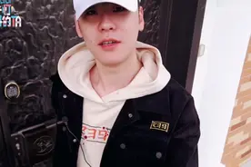 张云雷手持自拍“直播式”记录工作日常片段！视频封面