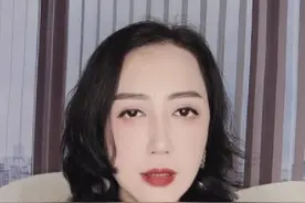 杭州一小伙在电梯上被女子强吻，您怎么看？视频封面